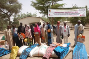 Article : Cameroun : 500 ménages déplacés reçoivent des kits alimentaires et non-alimentaires